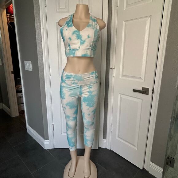 Trendy cloud pattern Blue Tie-Dye Activewear Set
No Tags Fits Large athleisure - Picture 1 of 8